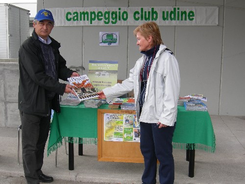 una rappresentanza del Club a Pollice verde